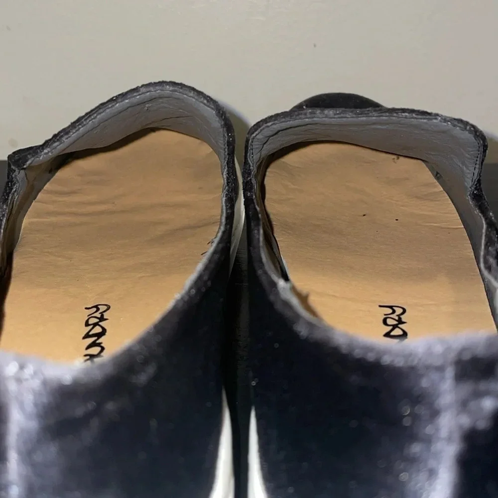 Dirty Laundry Slip Ons.  Size 7.5. Beautiful Rose Appliqué.
